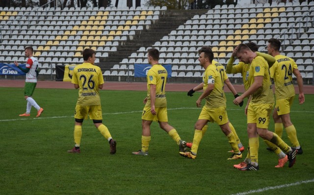 Piłkarze Enea Energii Kozienice zostali mistrzami jesieni. W sobotnim meczu z Powiślanką dwa gole zdobył Roman Skowroński (z numerem 99).