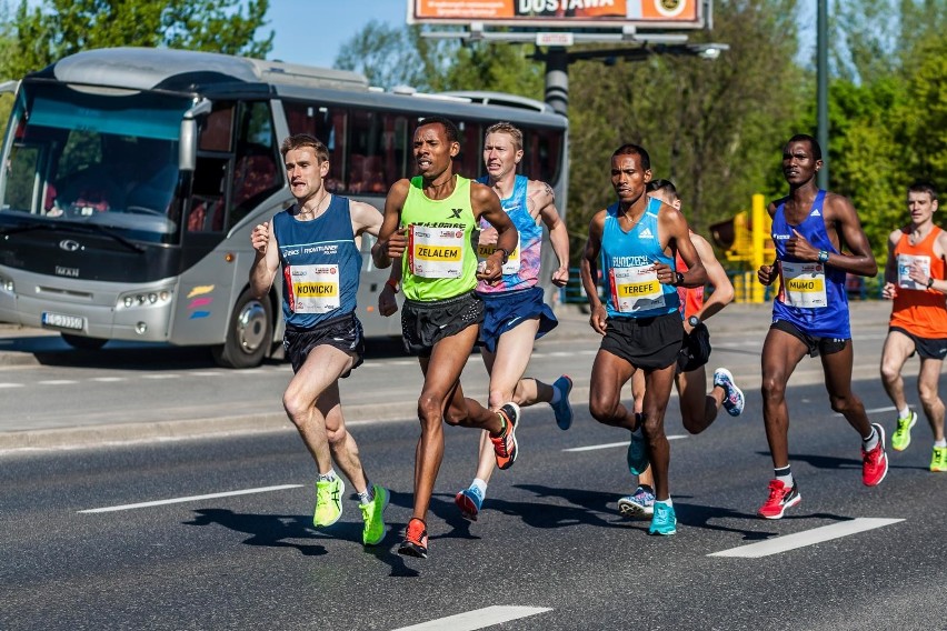 Orlen Warsaw Marathon 2018 [ZDJĘCIA UCZESTNIKÓW] [WYNIKI] Kto wygrał maraton w Warszawie? Klasyfikacja generalna: Ezekiel Omullo najlepszy