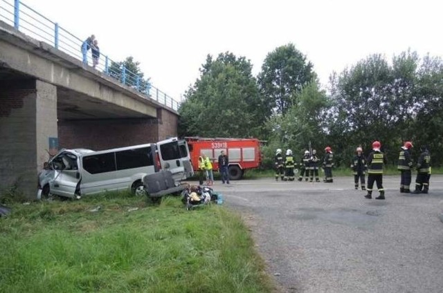 Bus uderzył w wiadukt.