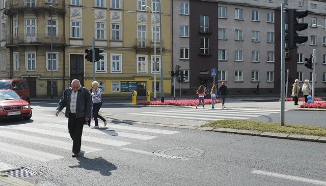 Na zdjęciu widać jak piesi opuszczają przejście na Bohaterów Getta na czerwonym świetle.