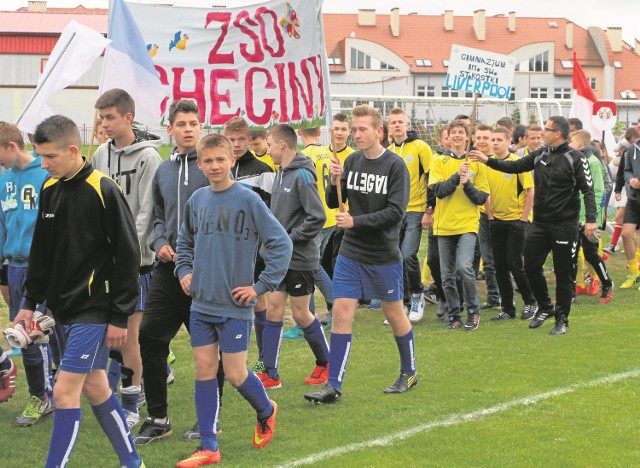 Tak prezentowały się gimnazjalne zespoły podczas defilady, która otworzyła tegoroczną edycję turnieju Liga Mistrzów "Echa Dnia".