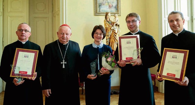 Laureaci ubiegłorocznej edycji (pierwszy z lewej ks. Szczygieł) u kardynała Stanisława Dziwisza