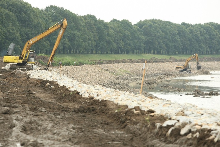 Remontowany jest kanał powodziowy od jazu Bartoszowice przy...