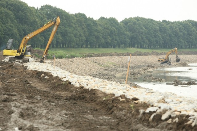 Remontowany jest kanał powodziowy od jazu Bartoszowice przy wyspie Opatowickiej do uścia kanału przy moście Warszawskim. Kanał jest regulowany i wyrównywany . Do tego wzmacniane są podpory mostów: Chrobrego i Jagiellońskich, by mogły one wytrzymać większy napływ wody. Roboty widoczne są zwłaszcza w okolicach mostów Jagiellońskich.