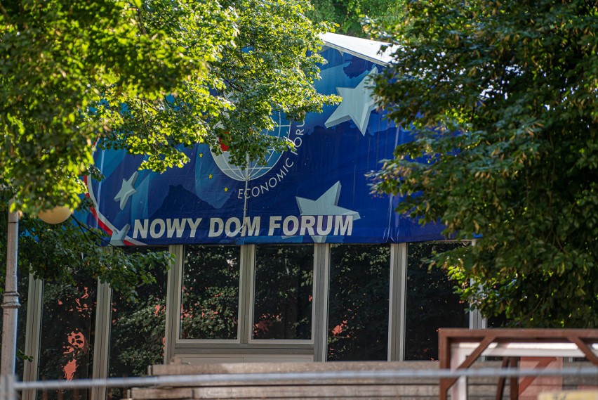 Krynica-Zdrój już się szykuje na XXIX Forum Ekonomiczne. Budują miasteczko [ZDJĘCIA]