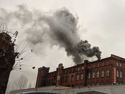 Dym z kominów przy ulicy Tęczowej we Wrocławiu