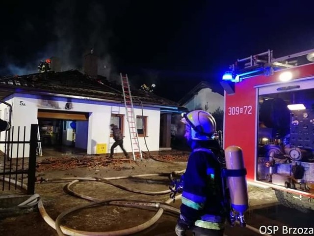 Po godzinie 1 w nocy z niedzieli na poniedziałek straż pożarna została zadysponowana do Kobylarni pod Bydgoszczą. Powodem alarmu był pożar tarasu domu jednorodzinnego. - Po dojeździe na miejsce zastaliśmy rozwinięty pożar na prawie całej powierzchni dachu oraz wewnątrz budynku - relacjonują strażacy z OSP Brzoza.Mieszkańcy opuścili dom. Z przekazanych informacji wynikało, że prąd został odłączony a dopływ gazu zamknięty. Działania gaśnicze prowadzone były w aparatach ODO.Na szczęście w pożarze nikomu nic się nie stało, ale dom uległ praktycznie całkowitemu zniszczeniu. ➤ Więcej zdjęć na następnych stronach ➤- Konstrukcja dachu częściowo zapadła się do środka budynku. Nasze działania polegały na ugaszeniu pożaru, rozbiórce dachu, zasilaniu pojazdów w wodę oraz na oświetleniu miejsca akcji - informuje OSP Nowa Wieś Wielka.Oprócz jednostek z Nowej Wsi i Brzozy, w akcji brali udział strażacy z Łabiszyna oraz Jednostka Ratowniczo-Gaśnicza nr 4 w Bydgoszczy i  Szkoła Podoficerska Państwowej Straży Pożarnej w Bydgoszczy. (sier)Stop Agresji Drogowej. Odcinek 5