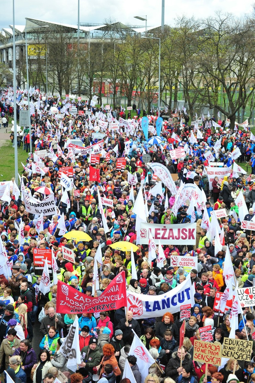 Warszawa, 18 kwietnia 2015: Marsz i manifestacja nauczycieli, protest związkowców [ZDJĘCIA, RELACJA]