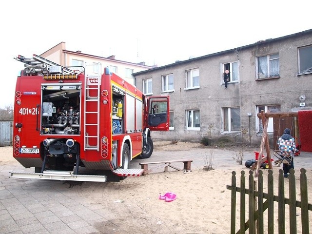 Pożar przy ul. Moniuszko w Białogardzie. Ogień pojawił się w jednym z mieszkań.