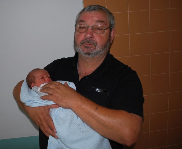 Tobiasz Jabłoński, syn Sylwii i Marcina z Kordowa urodził się 5 lipca. W chwili urodzin ważył 3700 g i mierzył 57 cm. Chłopiec ma 7-letnią siostrę Amelię. Na zdjęciu z dziadkiem Leszkiem Kucabą.