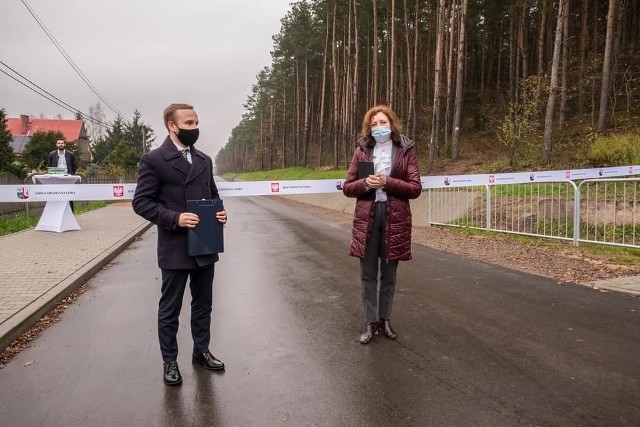 Poseł Agata Wojtyszek podczas otwarcia jednej z wyremontowanych dróg w gminie Miedziana Góra z wójtem Damianem Sławskim.