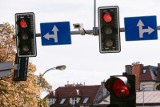 W takich sytuacjach można przejechać na czerwonym świetle. Za to kierowca nie zostanie ukarany [29.11.2022]