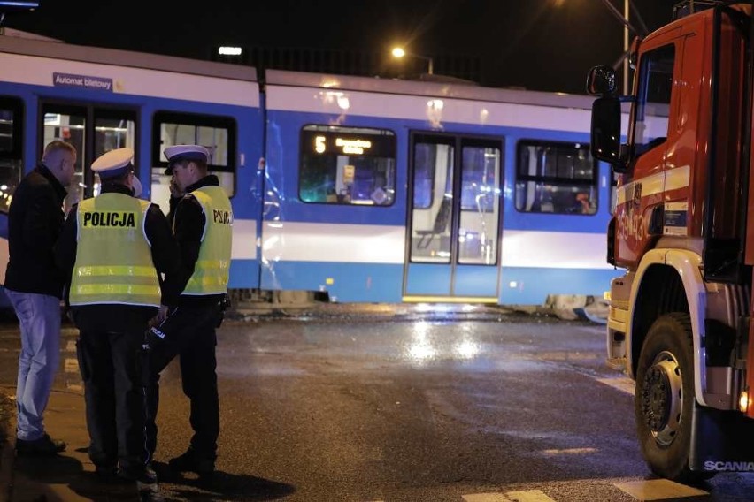 Kraków. Zderzenie tramwaju z autobusem na al. Jana Pawła II. Są ranni [ZDJĘCIA]