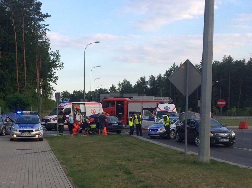 Wypadek na skrzyżowaniu Ciołkowskiego i Sulika. Trzy osoby ranne, w tym dwoje dzieci (zdjęcia)