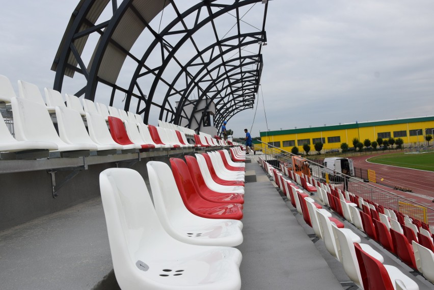Stadion w Białobrzegach już jest w barwach „Pilicy”. W rundzie jesiennej będzie otwarcie. Zajrzeliśmy do nowego budynku (zdjęcia)