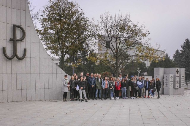 Uczniowie klas maturalnych w Zespole Szkół Ponadgimnazjalnych nr 1 im. Jana Pawła II w Inowrocławiu  – IIIa LO oraz IV technik analityk/technik elektronik pod opieką nauczycieli Anny Łaszkiewicz, Małgorzaty Herchel oraz Henryka Domagały odwiedzili stolicę. Wycieczka dla maturzystów popularnego "Chemika" była realizowana  w ramach programu wychowawczego szkoły. Jej celem jest kształtowanie postaw patriotycznych i obywatelskich. Młodzież zwiedziła Sejm RP, poznała historię polskiego parlamentaryzmu oraz zasady funkcjonowania współczesnego parlamentu. Pracownica Wszechnicy Sejmowej przedstawiła, na czym polega praca posłów oraz wyjaśniła, w jaki sposób zasiadają na sali plenarnej. Wskazała również miejsca, które zajmują wysocy urzędnicy państwowi, wśród nich Prezydent RP, gdy przybywają na obrady Sejmu.W Muzeum Powstania Warszawskiego uczniowie poznali realia bohaterskiego zrywu Polaków przeciwko okupantowi niemieckiemu. Wystawy stałe oraz czasowe wiernie oddały atmosferę tamtych dni. Film Miasto ruin oraz seanse w muzealnym kinie uzupełniły obraz Powstania, a zakupione pamiątki będą przypominać o naszych bohaterach z 1944 roku.