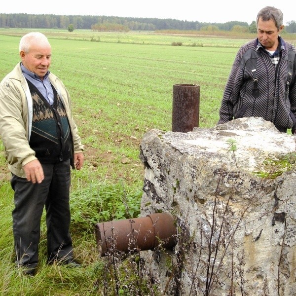 Po odwiertach pozostały tylko betonowe zabezpieczenia. W głębokie odwierty była wpuszczana woda  Do dziś pola Chraboł, Haciek i Rajska są upstrzone betonowymi kopcamipo bielskim zagłębiu uranu