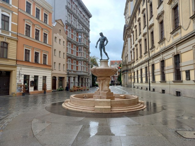 To koniec wrocławskiego szermierza, jednej z najstarszych figur we Wrocławiu. Słynna wrocławska fontanna z placu uniwersyteckiego idzie do remontu. Renowacji wymaga  misa, ale pomnik też będzie zdemontowany.Przesuwaj slajdy, klikając w strzałki, używaj klawiszy lub gestów