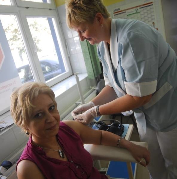 Wczoraj pielęgniarka Anna Doszczątek z ZOZ Centrum przeciwko grypie sezonowej zaszczepiła m.in. Wieńczysławę Witkowską, koleżankę z pracy.