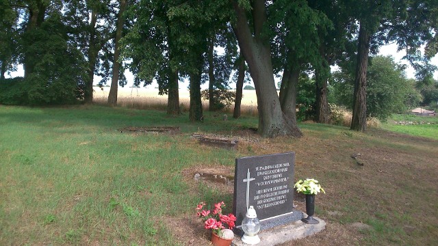 Czytając w Wikipedii o Osłowie, zobaczymy zdjęcie z pomnikiem postawionym na miejscowym cmentarzu ewangelickim.