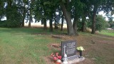 Niemcy odwiedzają  groby swoich bliskich w gminie Jeżewo
