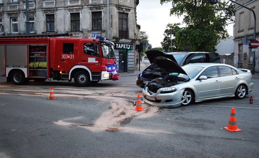 Groźny wypadek w centrum Łodzi. Zderzyły się dwa samochody ZDJĘCIA