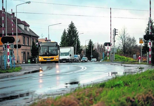 Przejazd kolejowy na ul. Franciszkańskiej w Koszalinie. Kierowcy mówią, że teraz jeżdżą tędy z duszą na ramieniu...