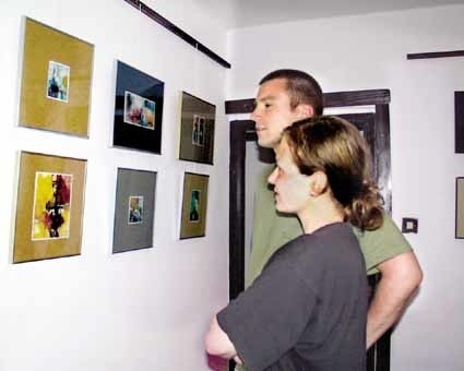 W czasie deszczu Emilia i Jacek z Łodzi podziwiali prace lokalnych artystów w galerii państwa Chrapków w Bóbrce