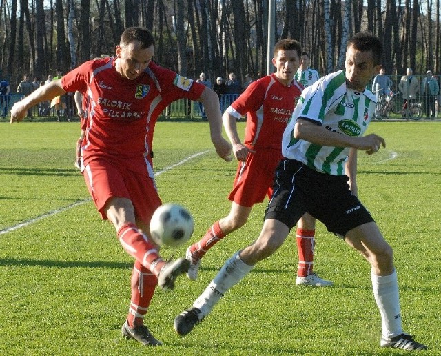 Piłkarze Siarka (nz. z lewej Tomasz Walat) są o krok od III ligi.