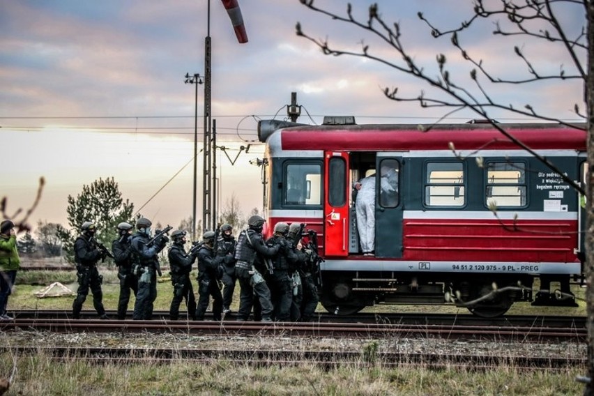 Terroryści porwali pociąg! Ćwiczenia policji, służb kryzysowych oraz prokuratury na łódzkim Olechowie