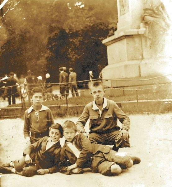 Józef Misiak jako chłopiec (pierwszy z lewej) pod pomnikiem Gołuchowskiego we Lwowie. W 1941 r. pod tym pomnikiem NKWD aresztowało Eugeniusza Bodo