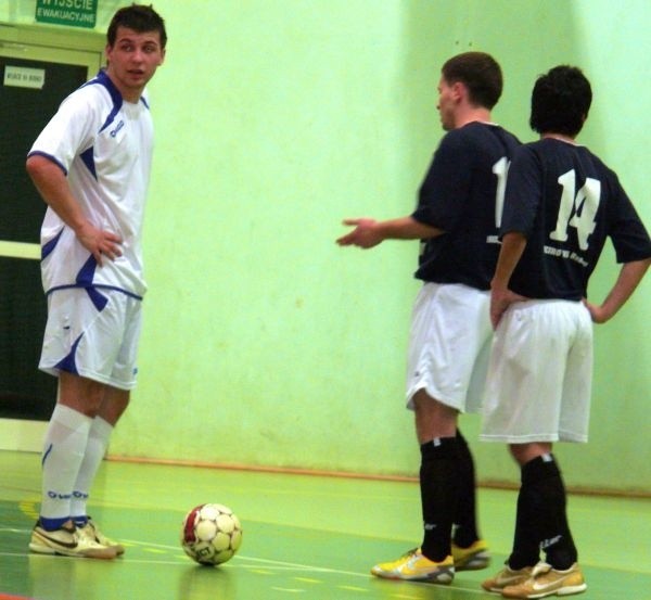 Dominik Szymkiewicz (z lewej) zdobył wczoraj bramkę dla Futsalu Nowiny w meczu z liderem z Rzeszowa.