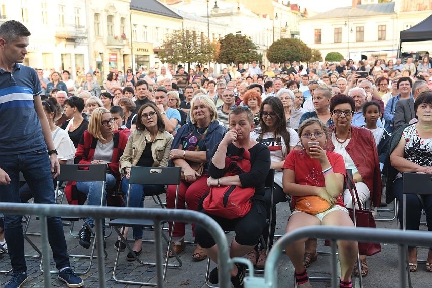 Nowy Sącz. Imieniny Miasta z gwiazdami: Kasia Moś, Wojtek Cugowski, Beata Rybotycka, Konrad Imiela i inni na sądeckim Rynku [ZDJĘCIA]