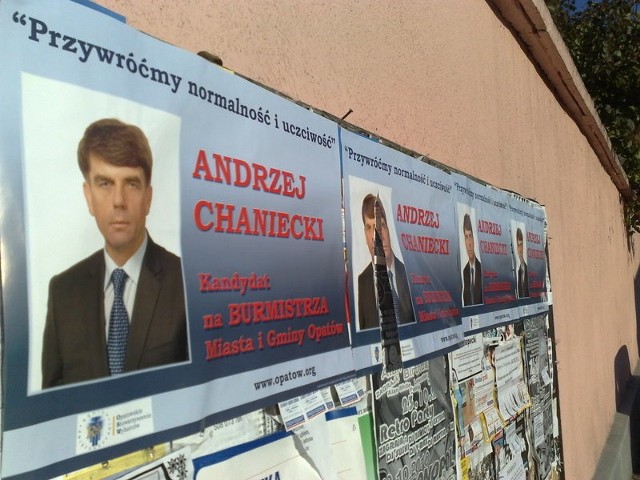 Na ulicach Opatowa pojawiły się już plakaty wyborcze Andrzeja Chanieckiego. 