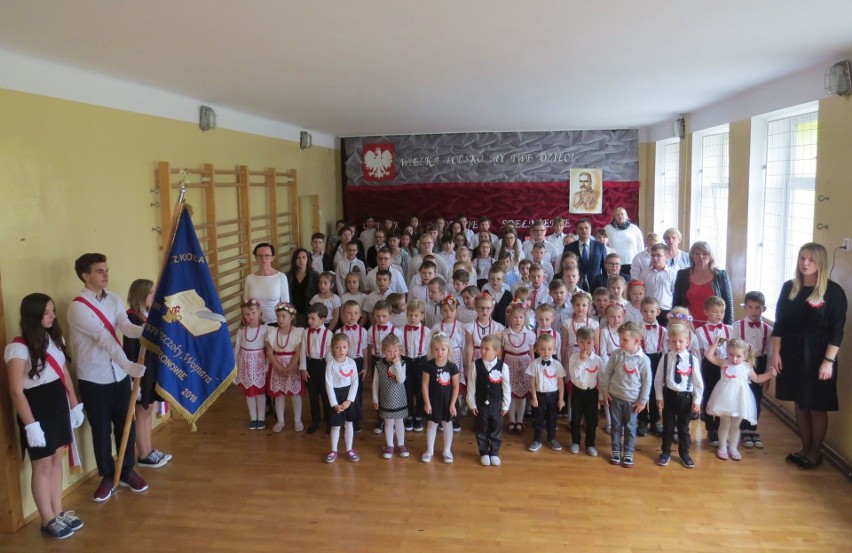 Akcja "Szkoła do hymnu". Śpiewali uczniowie i nauczyciele ze szkoły w Krzczonowie [ZDJĘCIA]