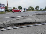 Wrocław: asfalt przy torach na Armii Krajowej "żyje swoim życiem". Dziurawe torowisko [ZDJĘCIA CZYTELNIKA]