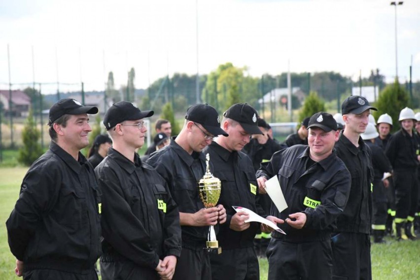 Kozłów. Uczestnicy powiatowych zawodów sportowo-pożarniczych uczcili ofiary tragedii w Żukowie