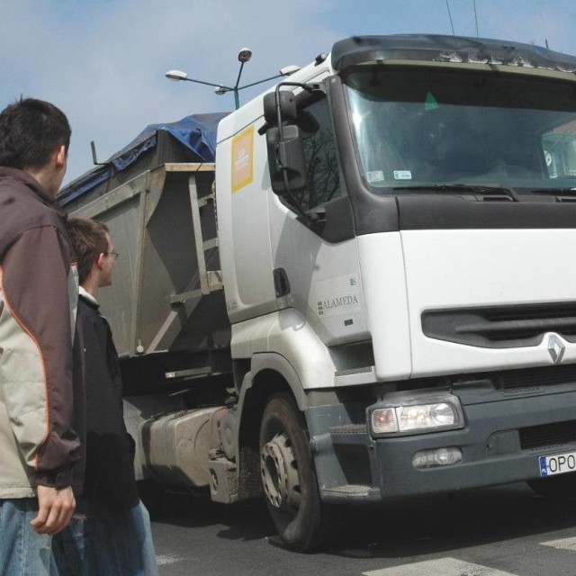 Ulicą Konopnickiej jeżdżą codziennie setki TIR-ów. Nawet po pasach trudno tu przejść na druga stronę.