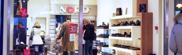 "Nord&#8221; jeszcze w sobotę sprzedawał obuwie. Ale od 1 lutego ze sklepu zniknęli pracownicy. Właściciele chcieli go zamknąć, tyle że znaleźli się w czynszowej niewoli koncernu