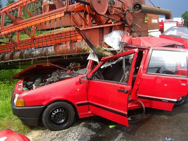 W Mostkach kombajn zderzył się z fiatem uno. Ranni zostali kierowca i pasażer samochodu.