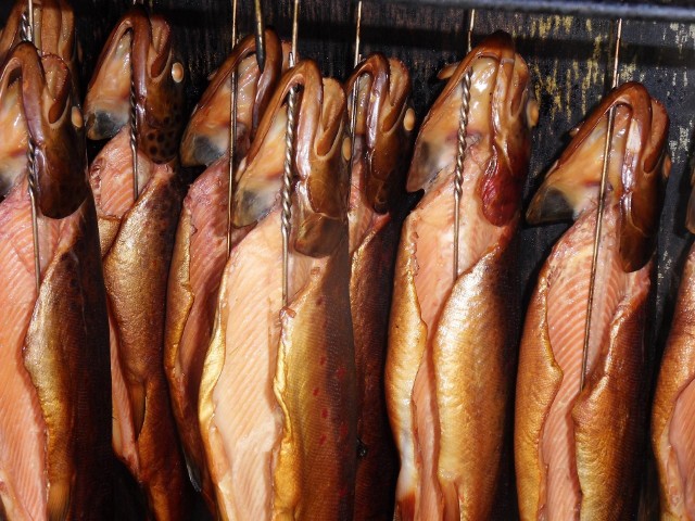 Wędzone pstrągi są dostępne w Grzmiącej przez cały rok. Jakie jeszcze ryby i w jakiej cenie można kupić na kujawsko-pomorskim e-bazarku? Zobaczcie w naszej galerii.