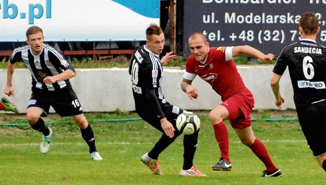 Jesienią derby zakończyły się remisem 0:0. Przez obronę Sandecji przedziera się Wojciech Trochim