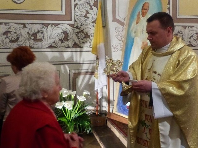 Wierni z Suchedniowa całowali relikwie z krwią papieża Jana Pawła II.