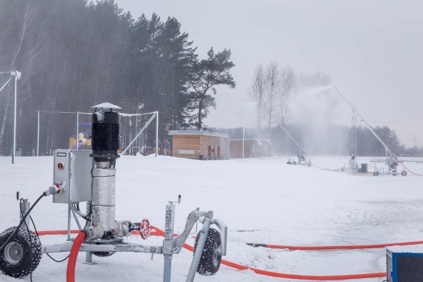 Trwa naśnieżanie trasy narciarskiej na Dojlidach