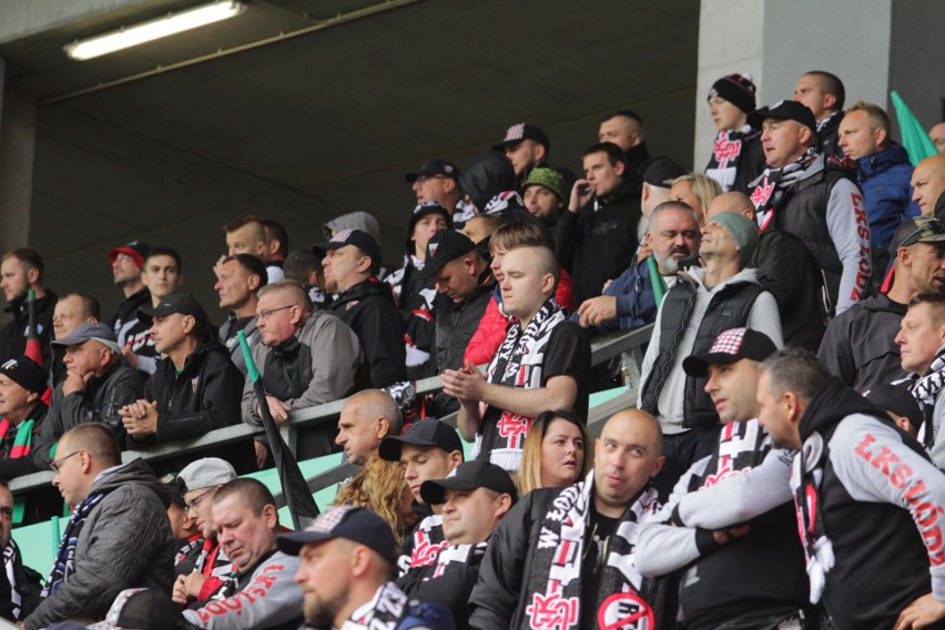 Kibice ŁKS wspierali fanów GKS Tychy w meczu z Widzewem. Zdjęcia