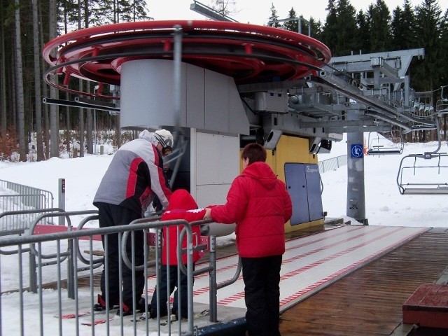 Ski Areal Przeczna to dobre miejsce do wypoczynku dla całych rodzin. Starsi mogą szusować na górnym stoku, młodsi uczyć się jazdy w dolnej części albo bawić na górce dla dzieci.