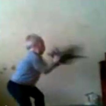 Mały sadysta tłucze kotem o ścianę, a ktoś inny to filmuje i umieszcza w polskim internecie