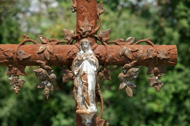 Mundurowi zwracają się do mieszkańców powiatu aby bacznie obserwowali  czy przy cmentarzach nie ma podejrzanie wyglądających osób,.