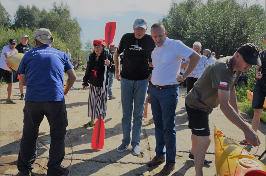 W Baranowie Sandomierskim świętowano 81 rocznicę przeprawy Armii Kraków przez Wisłę. Były regaty i chrzest drewnianej łodzi [ZDJĘCIA] 