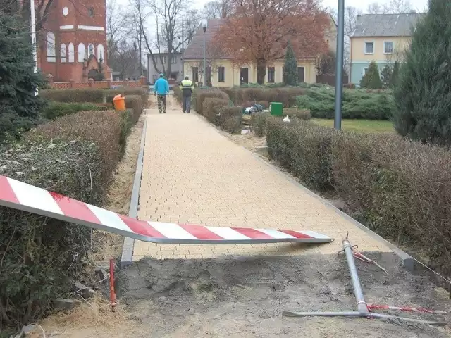 Alejki na placu Kościelnym w Szubinie wykładane są ozdobną kostką